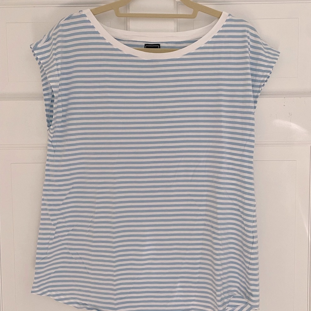 Gap short sleeve maternity shirt